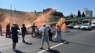 נהגים רבים עם מפגינים שחסמו את כביש 4 ליד גבעת שמואל