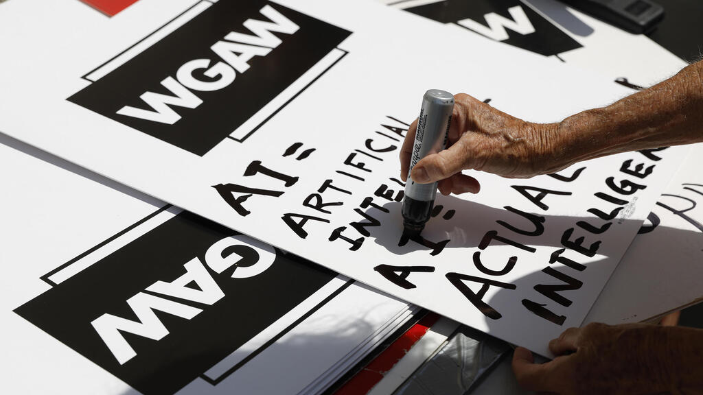 שלט נגד שימוש בבינה מלאכותית בהפגנה בלוס אנג'לס