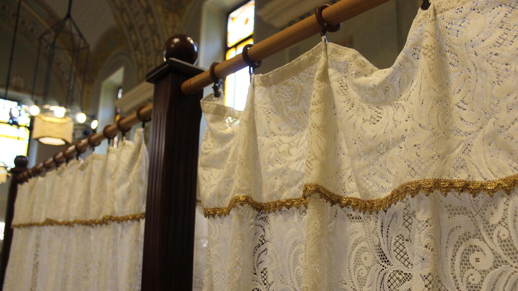 A partition in a women's section מחיצה בעזרת נשים