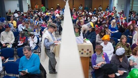 Torah reading during Purim (Photo: Shira Hadasha) קריאת מגילה בפורים, קהילת שירה חדשה