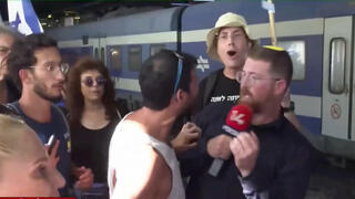 מפגין מתעמת עם כתב ערוץ 14, עתי שלו, במהלך שידור