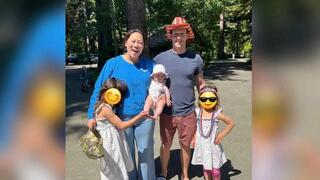 Марк Цукерберг с супругой и детьми, лица которых закрыты смайликами 