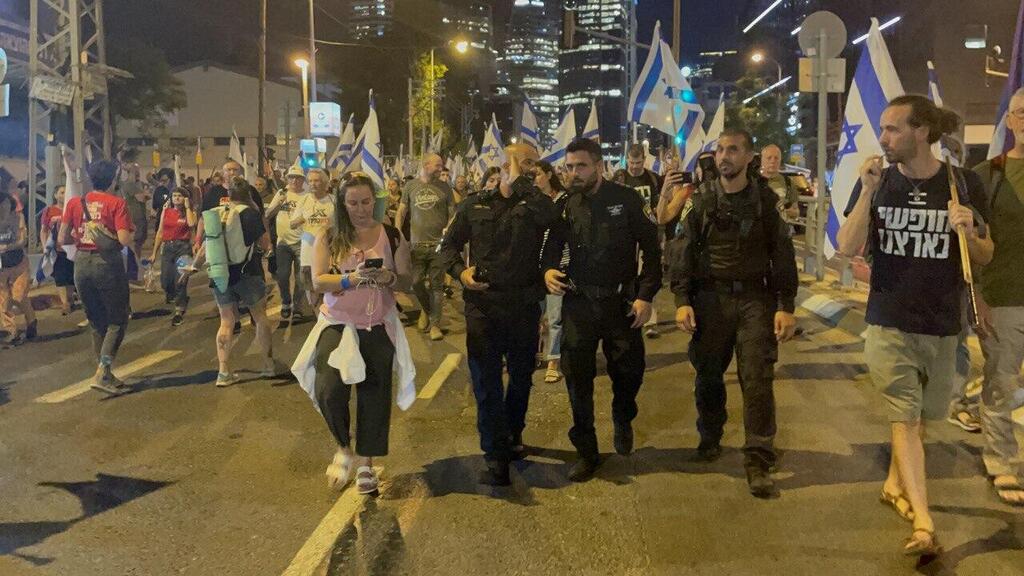 רפ"ק סויסה שהשליך רימון הלם לעבר מפגינים תועד בראש הצועדים (צילום: מאיר תורג'מן ) מפגינים מתחילים את הצעדה מקפלן לירושלים כמחאה על המהפכה המשפטית