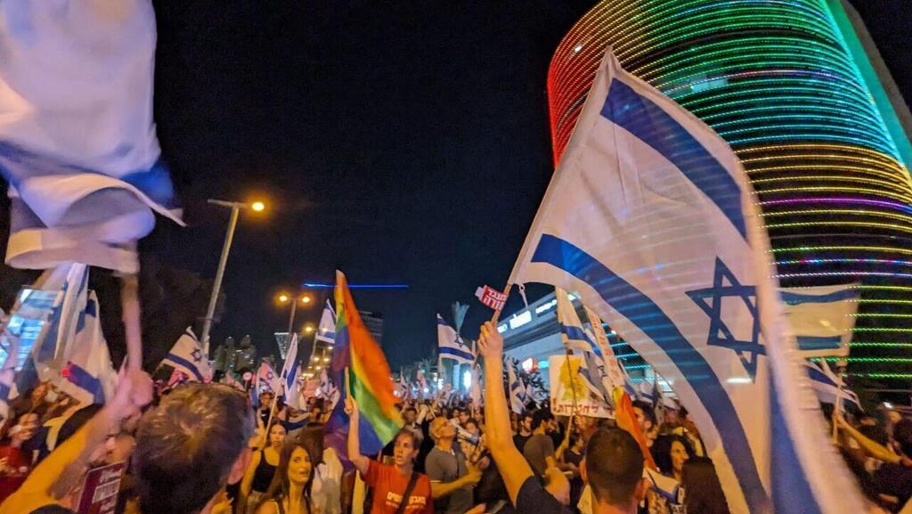 באיזה כיוון תלך העיר? הפגנה בבאר שבע (צילום: תניא ציון וולדקס) הפגנה נגד המהפכה המשפטית בבאר שבע