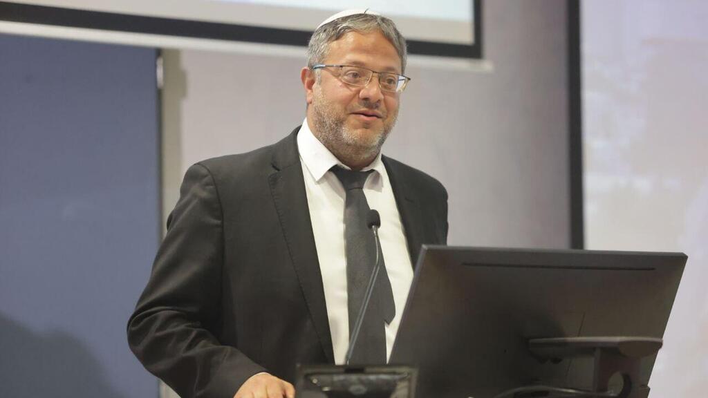 "צריך שוטרים שלא מפלים בין ימין לשמאל" (צילום: מוטי קמחי) טקס החלפת מפקד מחוז תל אביב