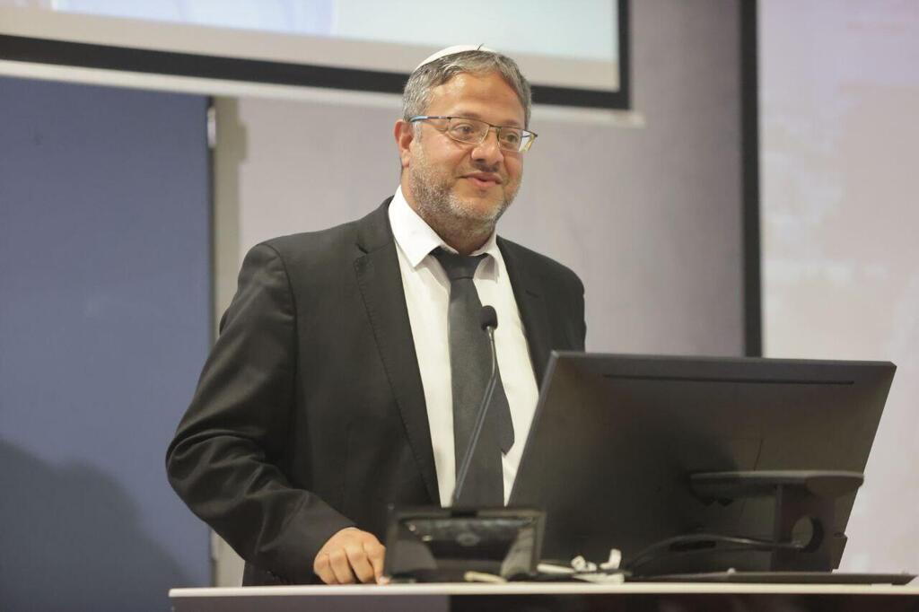 המנצח המפוקפק. השר בן גביר (צילום: מוטי קמחי) טקס החלפת מפקד מחוז תל אביב