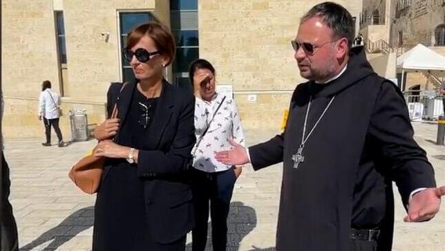 German abbot told to remove cross on visit to the Western Wall 