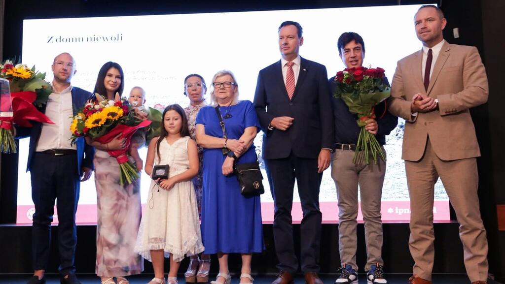 "לזכור את הגיבורים המשותפים". טקס הענקת הדיסקית בפולין (צילום: IPN ) טקס העברת דיסקית של החייל הפולני למשפחתו בפולין