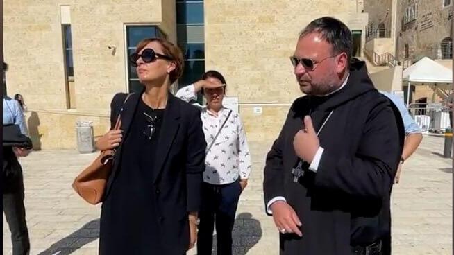 כומר גרמני התבקש להסיר את הצלב שלו בזמן ביקור בכותל כומר גרמני התבקש להסיר את הצלב שלו בזמן ביקור בכותל