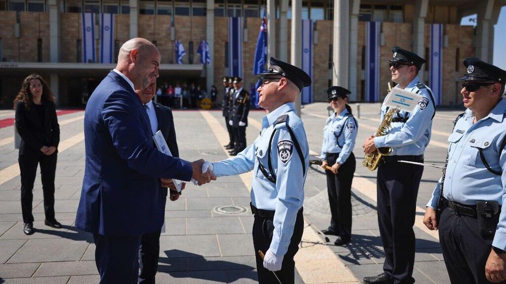 אוחנה מעניק לגורביץ' תעודת הוקרה: "תרמת לכנסת רבות" (צילום: דוברות הכנסת) המנצח של התזמורת של הכנסת פורש מתפקידו