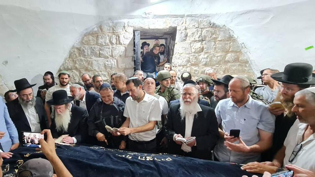 המפכ"ל בתפילה בקבר יוסף (צילום: דוברת המשטרה) מפכ״ל המשטרה ,קובי שבתאי, ומפקד המחוז ש״י, ניצב עוזי לוי, נפגשו עם משפחת קליינרמן, הוריו של מוישי