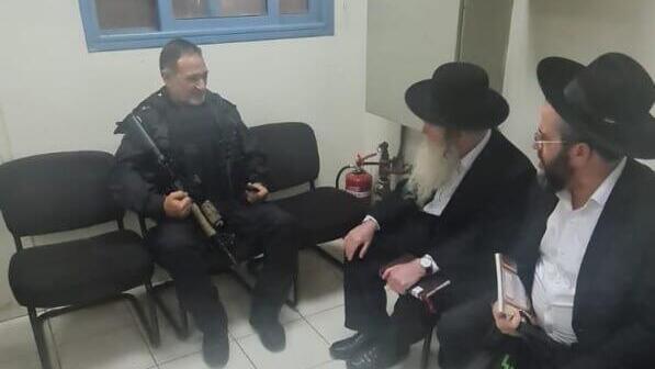 המפכ"ל בקבר יוסף עם משפחת קליינרמן (צילום: דוברת המשטרה) מפכ״ל המשטרה ,קובי שבתאי, ומפקד המחוז ש״י, ניצב עוזי לוי, נפגשו עם משפחת קליינרמן, הוריו של מוישי