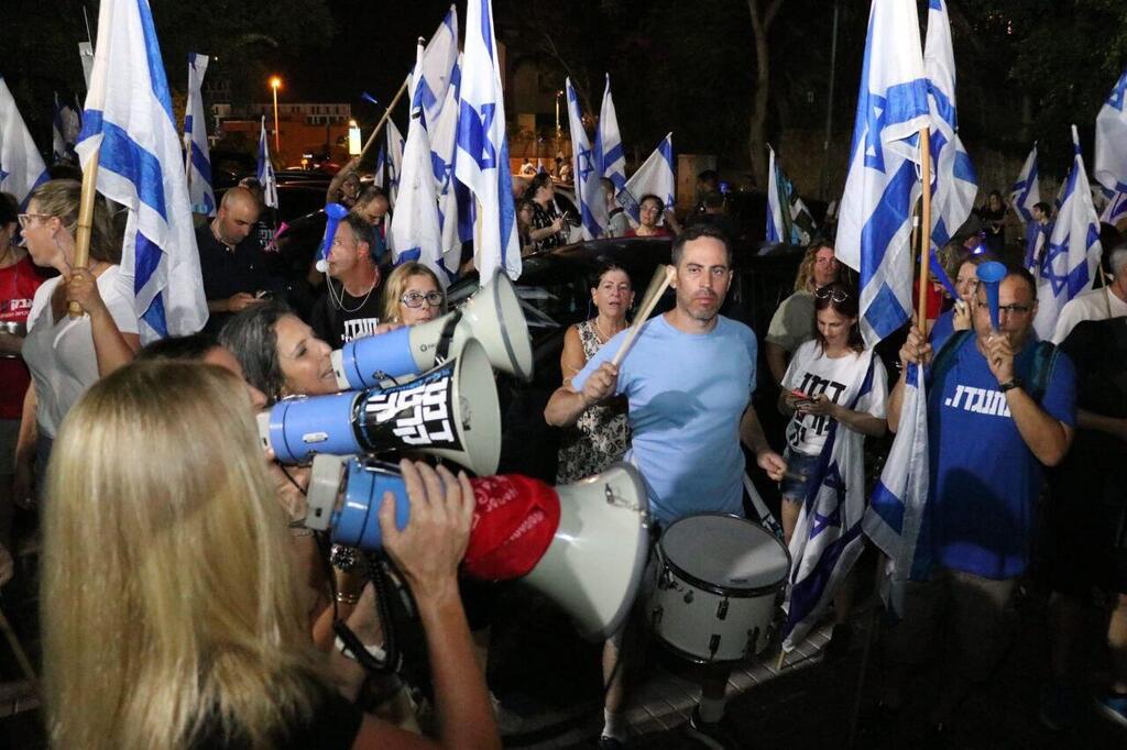 הבפגנה מול תחנת משטרת גלילות (צילום: זאב ינאי) הפגנה מול תחנת משטרת גלילות