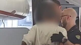 שוטרים מורידים מהמטוס נוסע שמתפרע על טיסה מישראל לאמסטרדם