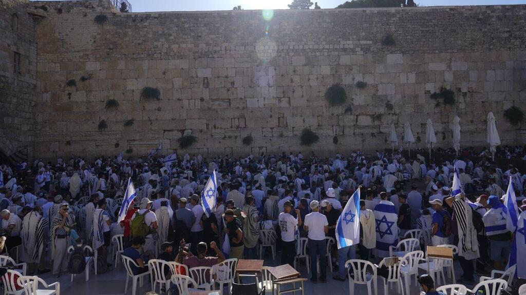 תפילה המונית ומחאה בכותל, הבוקר (צילום: שלו שלום) תפילה המונית ומחאה בכותל