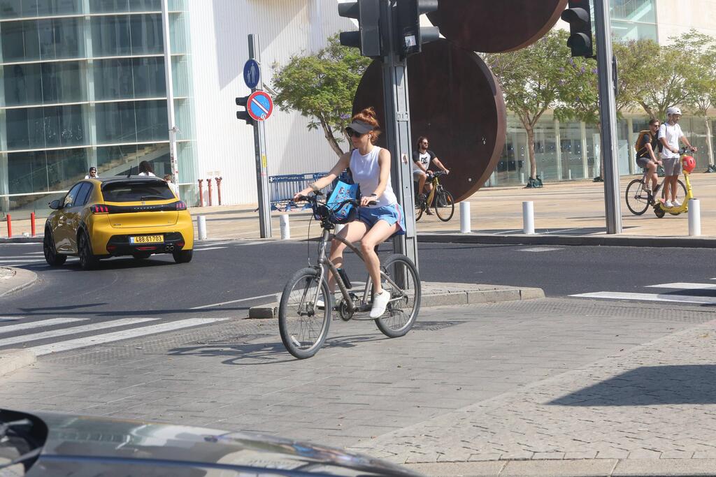 תודי שיותר כיף בתל אביב מאשר בניו יורק. מאיה ורטהיימר מדוושת (צילום: מוטי לבטון ) פפראצי מאיה ורטהיימר