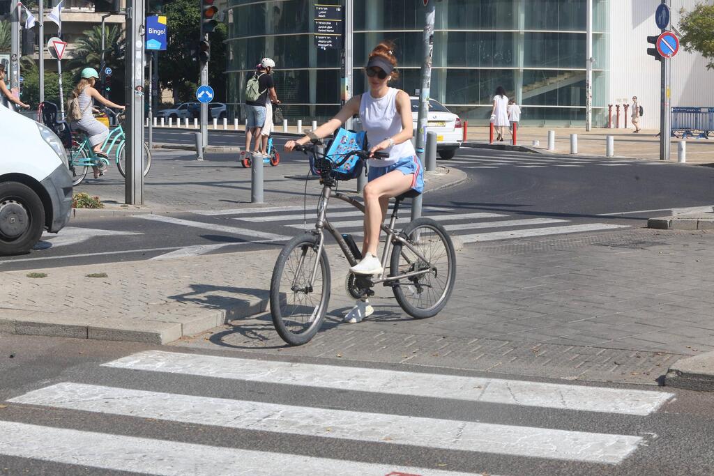מה עם ההמלצות שהבטחת לשלוח לנו? (צילום: מוטי לבטון ) פפראצי מאיה ורטהיימר