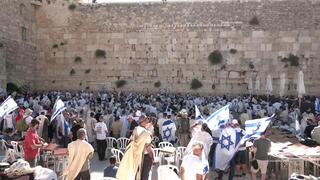 תפילה המונית בכותל של מפגינים בעד ונגד הרפורמה המשפטית ירושלים