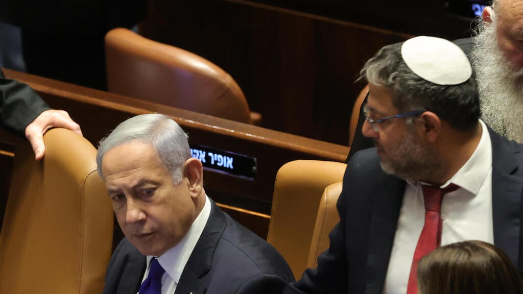 השר בן גביר מסגביר לבנימין נתניהו (צילום: EPA, אביר סולטאן ) מליאת הכנסת