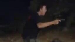 מתנגד רפורמה יורה באוויר בזמן עימות עם תומכי רפורמה בכניסה לחצרים