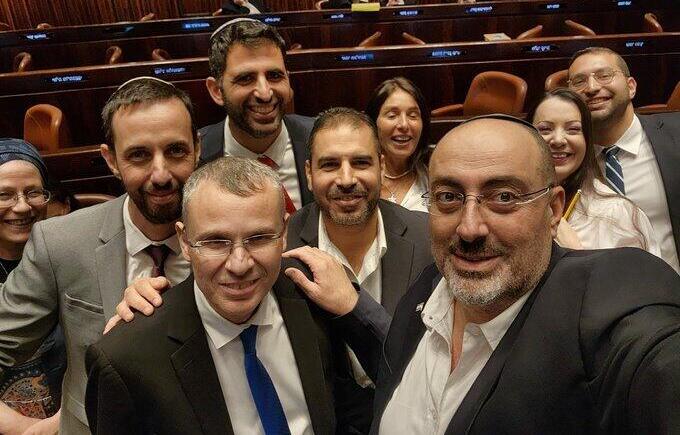 "עכשיו הזמן להרגיע". הסלפי במליאה לאחר ביטול עילת הסבירות (מתוך טוויטר) מליאת הכנסת