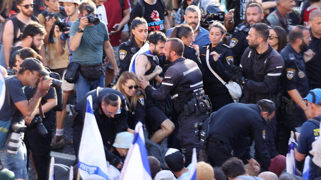 Police work to push back proteters blocking Begin Highway in Jerusalem (Photo: Yariv Katz) שוטרים ושוטרות מפגנים מפגינים ומפגינות מדרך בגין ירושלים