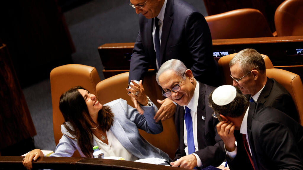 Prime Minister Benjamin Netanyahu (center) will allies at the Knesset during the vote to curb Supreme Court power (Photo: Amir Cohen/Reuters) מליאת הכנסת