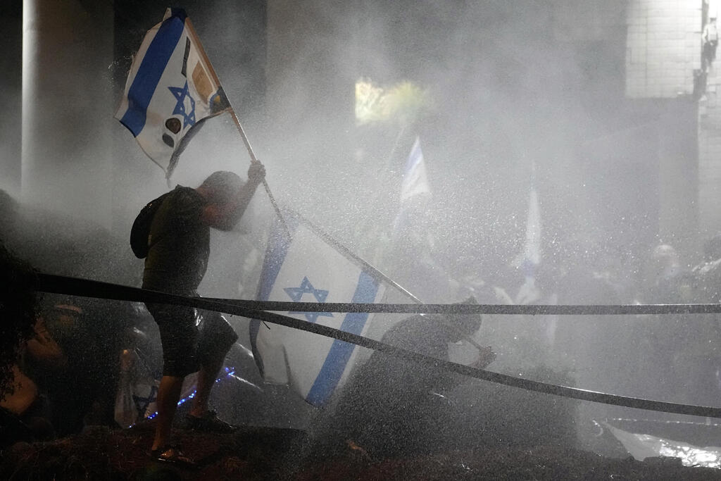 מפגינים באיילון (צילום: AP /Ariel Schalit) מכתזית מפגינים ומפגינות באיילון