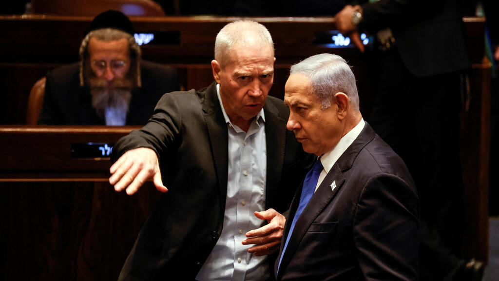 רה"מ סירב, שר הביטחון התחייב לפעול לפי החוק. נתניהו וגלנט (צילום: רויטרס/Amir Cohen) מליאת הכנסת