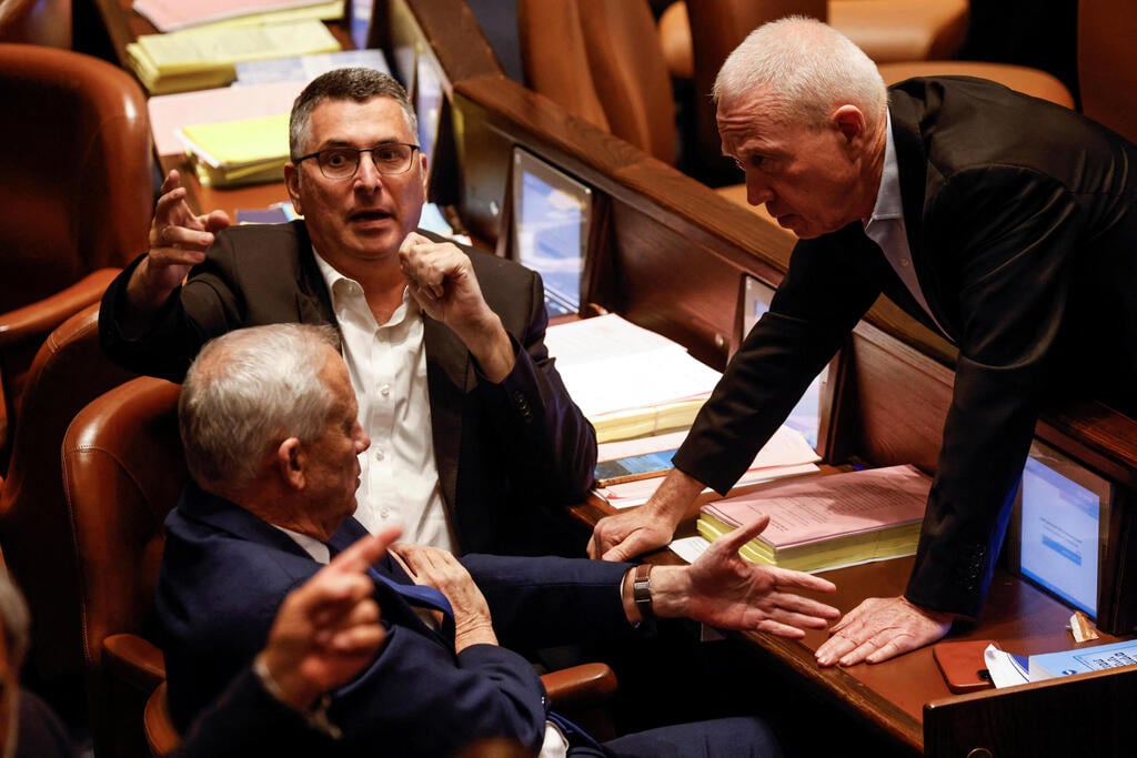 גלנט עם גנץ וסער במהלך המאמצים לפשרה בכנסת (צילום: רויטרס/Amir Cohen) מליאת הכנסת