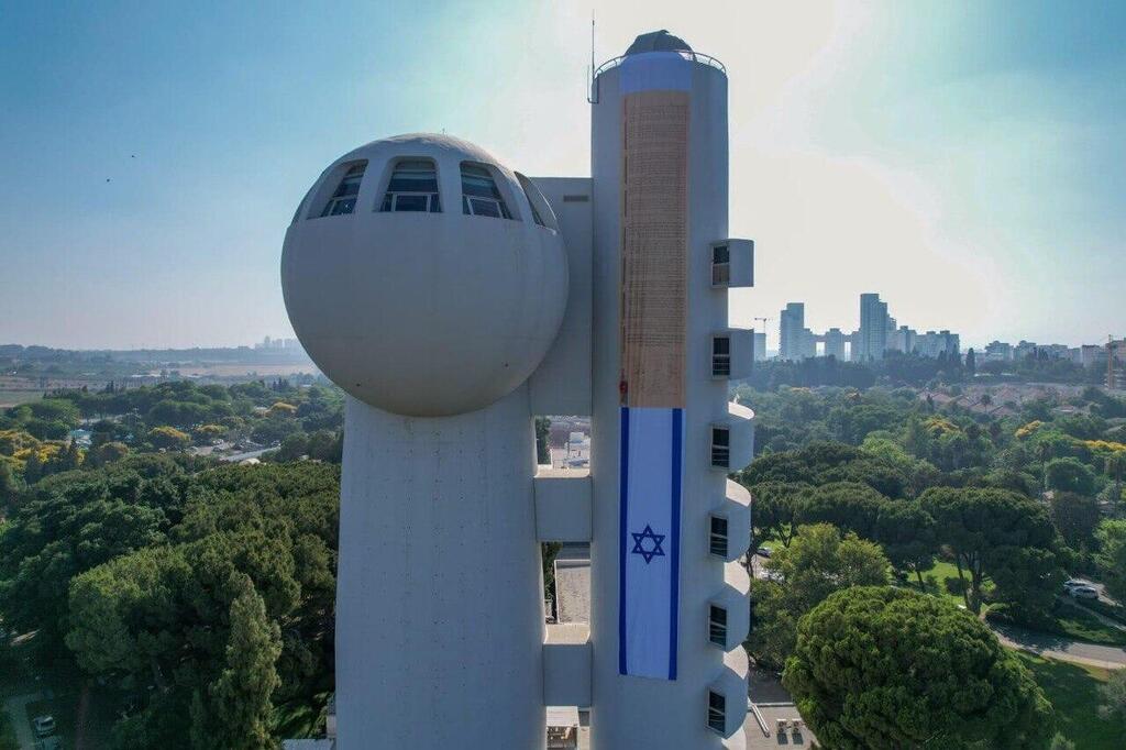 עותק ענק של מגילת העצמאות על בניין מאיץ החלקיקים במכון ויצמן למדע (צילום: גלעד פירסט) עותק ענק של מגילת העצמאות על בניין מאיץ החלקיקים במכון ויצמן, רחובות