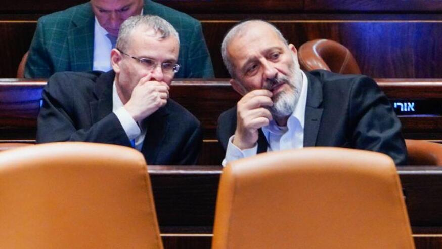 דרעי עם לוין במליאת הכנסת. "עניינו עולה כדי מקרה חריג וקיצוני, שאינו מותיר ברירה אלא להתערב בהחלטה" (צילום: שלו שלום) מליאת הכנסת