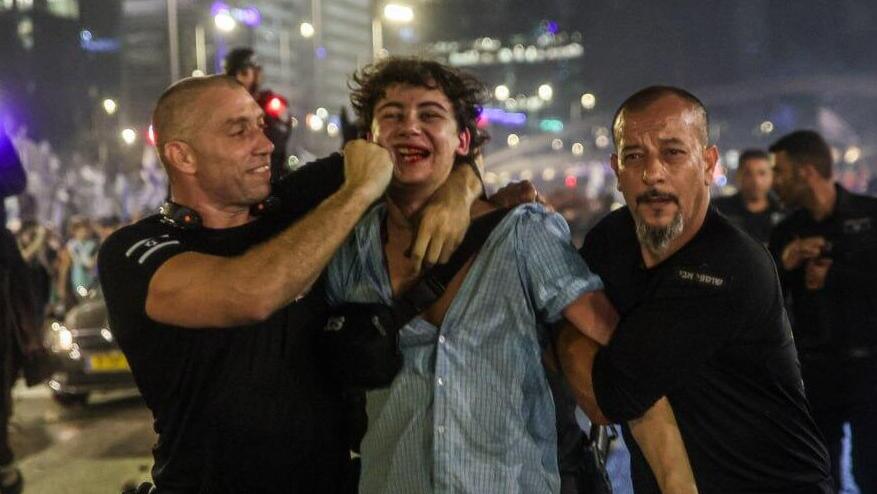 שוטרים אוחזים באלימות באמיתי  בריליאנט בן ה-18