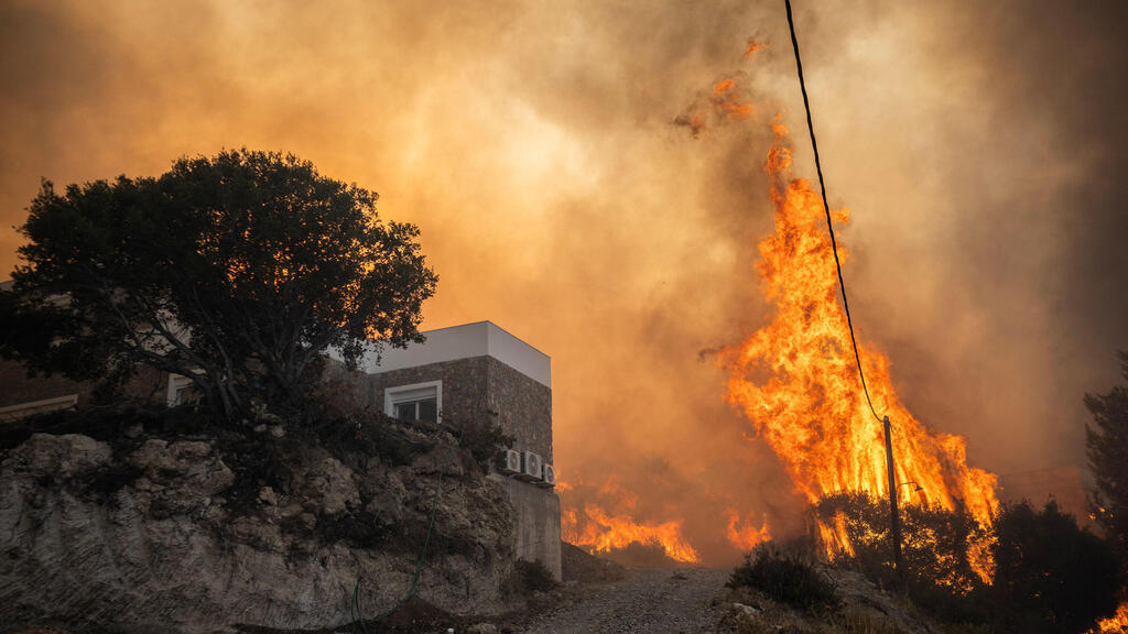 האי רודוס עלה בלהבות (צילום: Angelos Tzortzinis / AFP) שריפות ביוון