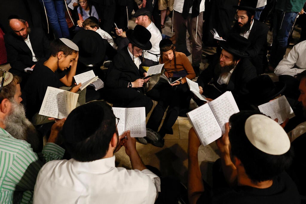 תשעה באב בכותל המערבי (צילום: רויטרס/Ammar Awad) תשעה באב בכותל המערבי