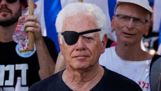 מפגין במחאת מתנגדי המהפכה המשפטית בירושלים, 24.7.2023
