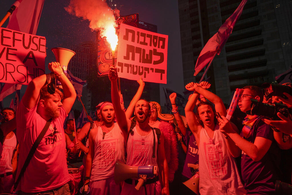 הפגנה נגד המהפכה המשפטית (צילום: AP /Tsafrir Abayov) הפגנה בקפלן נגד המהפכה המשפטית