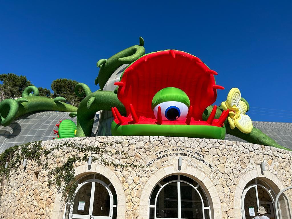 "היכולת לחבר בין מפלצמח - זה משהו שיגרום להרבה ילדים תחושת שייכות" (מתוך תערוכת "בוטניפלצת") לקידום מסחרי - הגן הבוטני