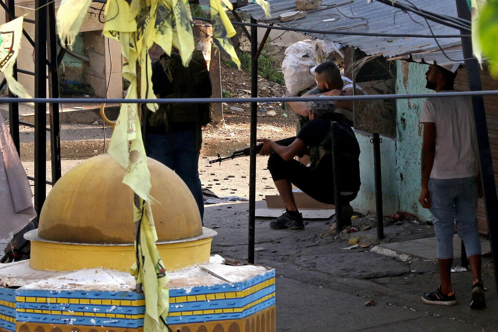 חילופי אש בין פלגים פלסטיניים ב מחנה פליטים פלסטיני עין אל-חילווה ב לבנון