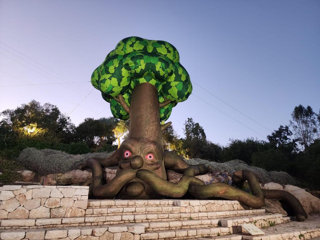 "אנחנו תלויים לגמרי בצמחים" (מתוך תערוכת "בוטניפלצת") לקידום מסחרי - הגן הבוטני