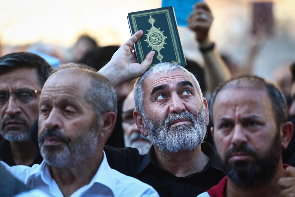 מוסלמים מפגינים נגד הצתות הקוראן בשבדיה, במחאה שנערכה אתמול מול הקונסוליה השבדית באיסטנבול (צילום: EPA/SEDAT SUNA) הפגנה נגד הצתות קוראן מול הקונסוליה של שבדיה ב איסטנבול טורקיה
