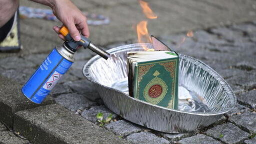 הצתת ספר קוראן מול שגרירות סעודיה ב קופנהגן דנמרק 
