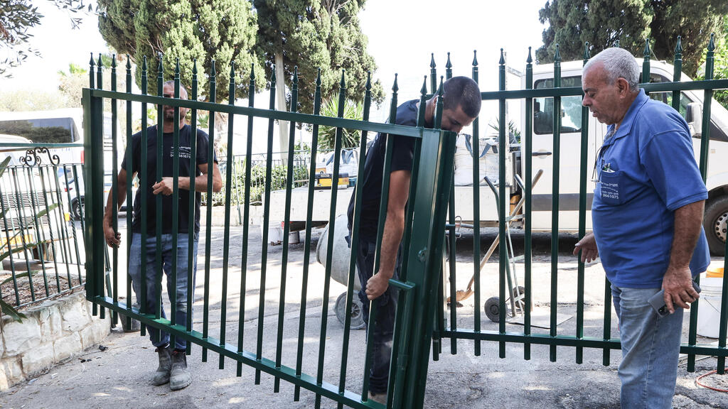 "זה משהו שלא צריך להיות כאן בכנסייה, אבל אין ברירה". מרכיבים את הגדר במנזר סטלה מאריס (צילום : גיל נחושתן ) מנזר סטלה מאריס בחיפה