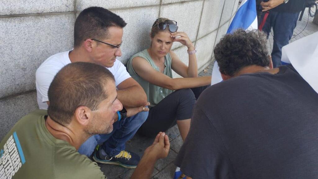 שקמה ברסלר ומשה רדמן בהפגנה מול תחנת המשטרה בתל אביב