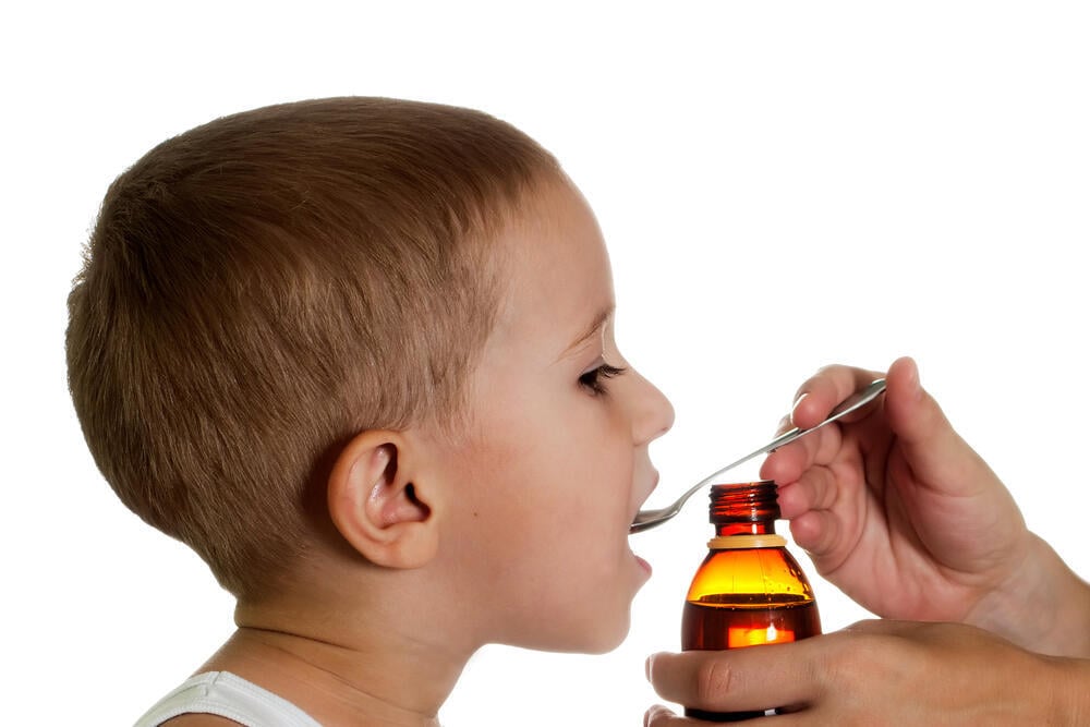 סירופ נגד שיעול. פחות מומלץ (צילום: shutterstock) סירופ שיעול ילד