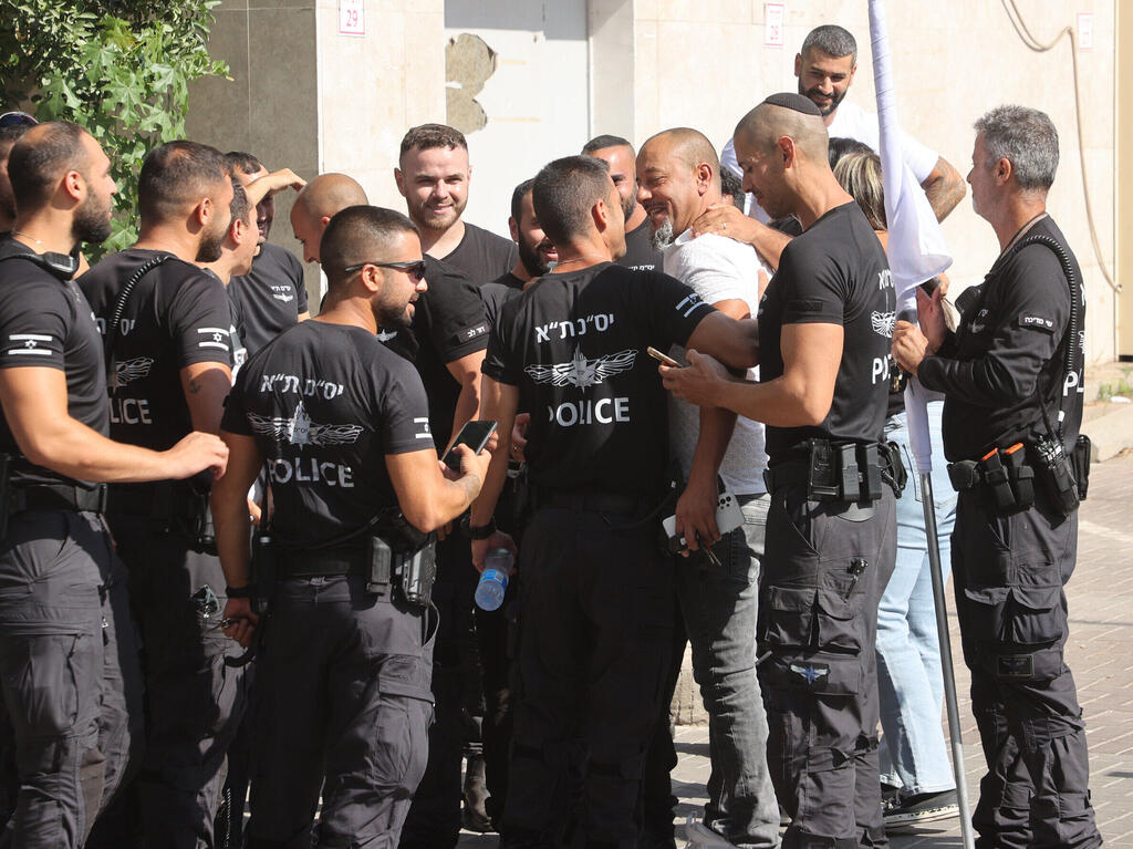 שוטרי היס"מ לבושים במדים ותומכים בחבריהם | צילום: יריב כץ (יריב כץ) yk13533429