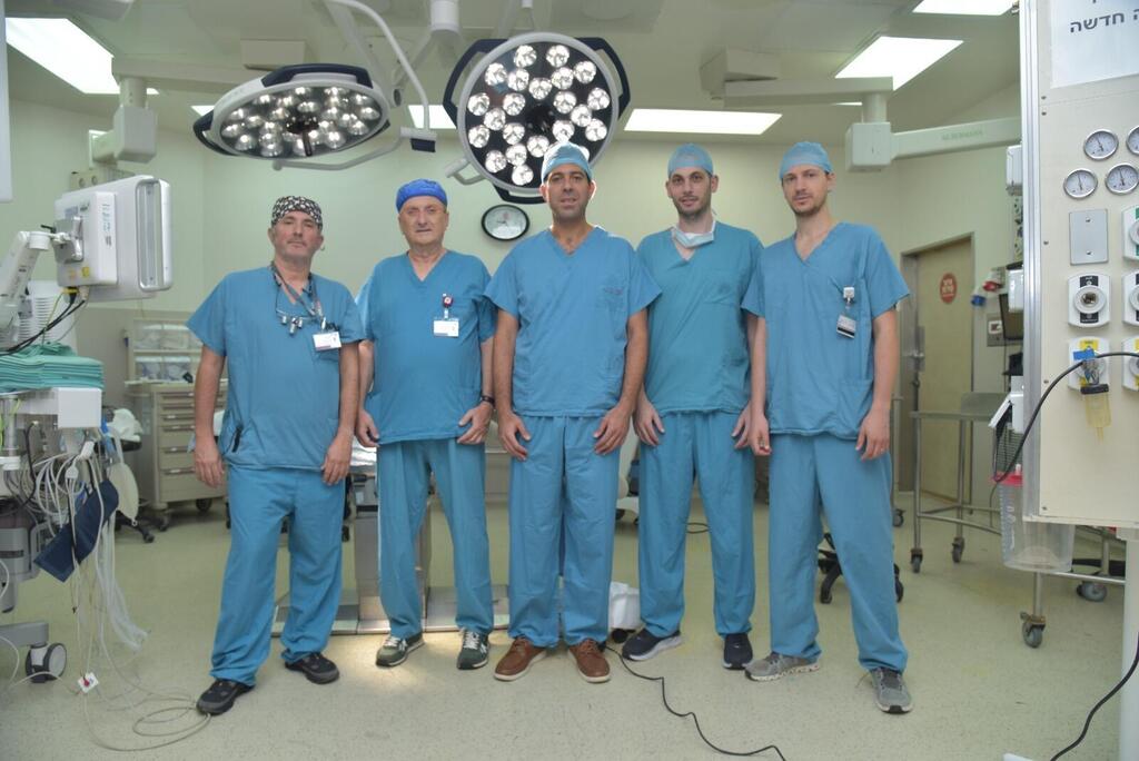 צוות המנתחים ממחלקת כירורגית פה ולסת – מימין לשמאל: ד"ר אמיר בילדר, ד"ר נידאל זיינה, ד"ר סאלח נסייר, פרופ' עדי רחמיאל וד"ר עמרי אמודי