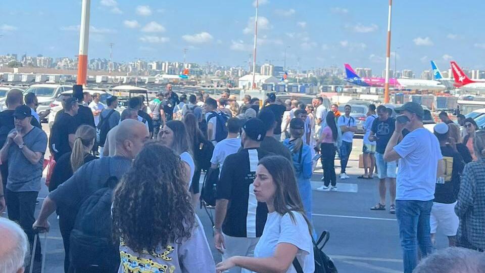 נוסעים מחפשים את המזוודות שלהם מחוץ לטרמינל, שלשום (צילום: רפי זיסמן) עומסים כבדים במסועי הכבודה בנתב"ג