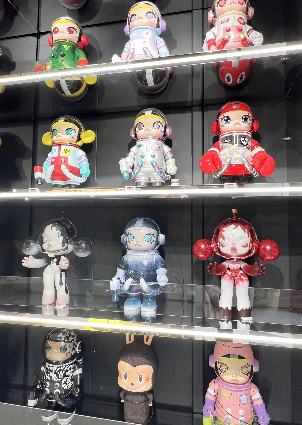 לחובבי בובות פופ, Pop Mart chatelet (צילום: גבי זלצמן) לחובבי בובות פופ, Pop Mart chatelet