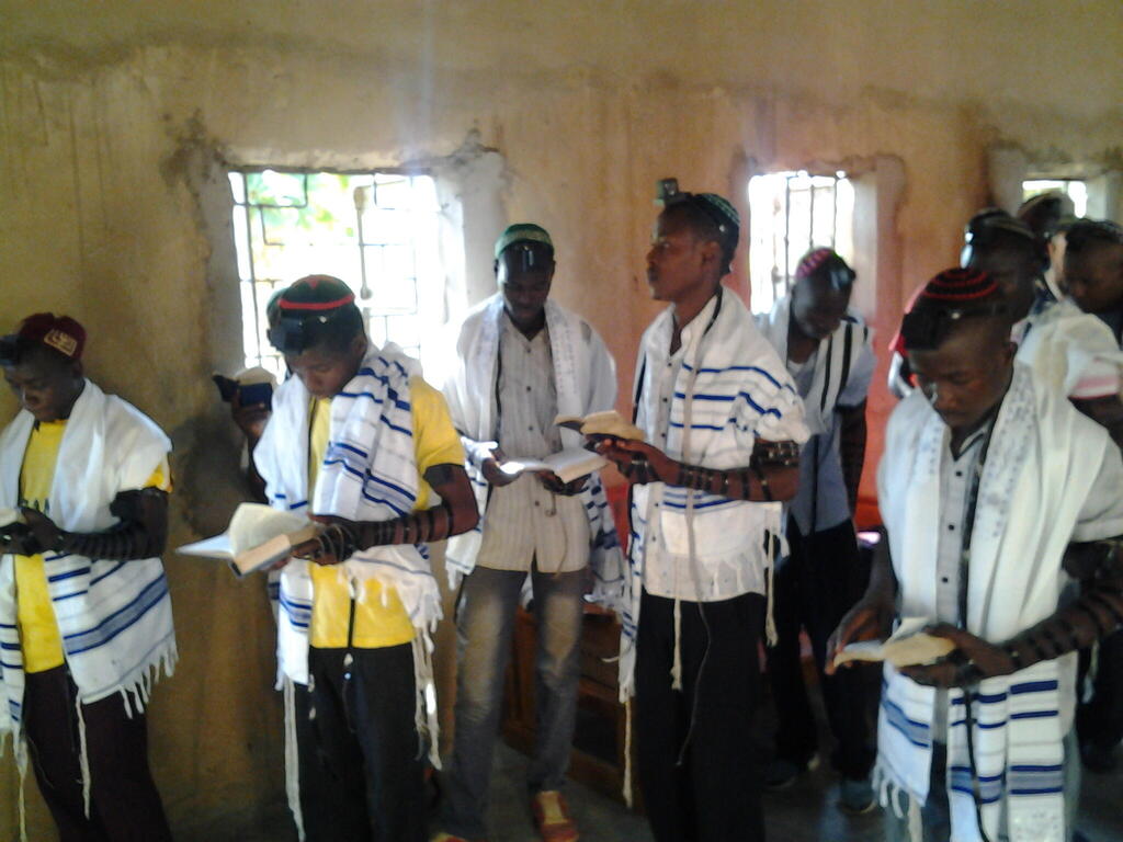 בני קהילת אבאיודאיה באוגנדה מתפללים